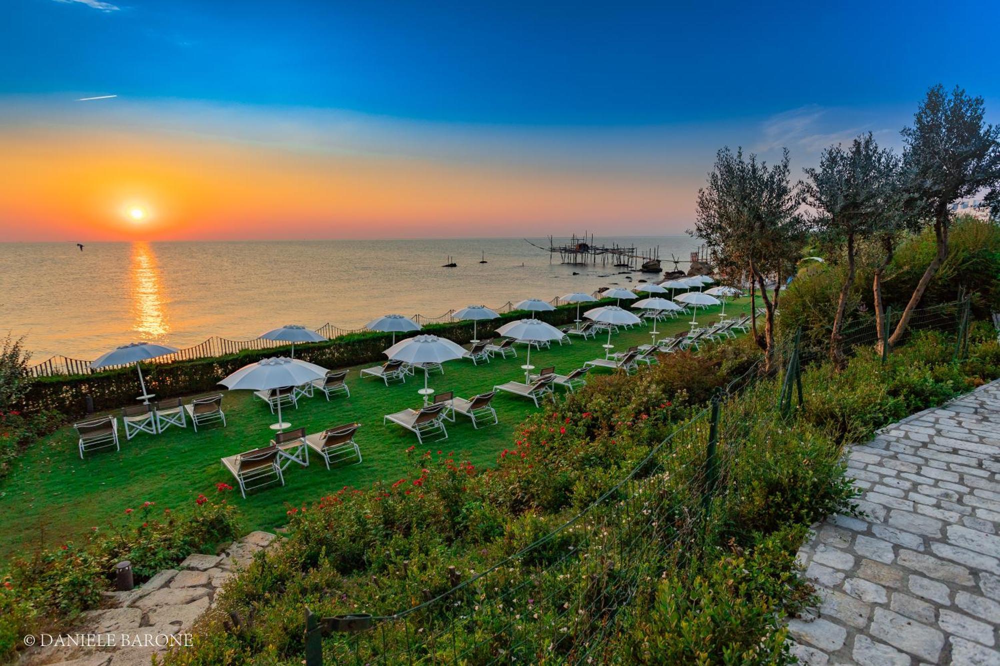 Baia Delphis Resort Vasto Exterior photo