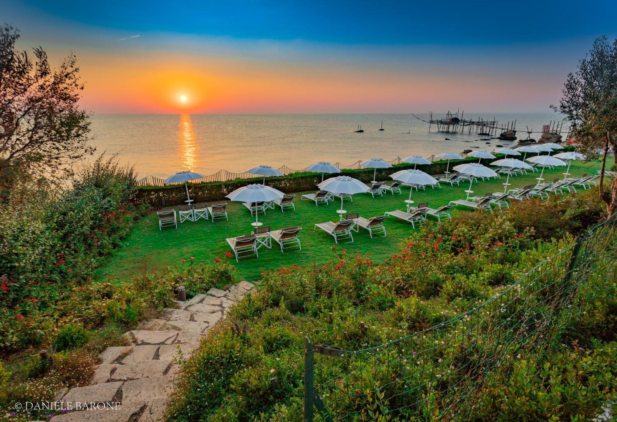 Baia Delphis Resort Vasto Exterior photo